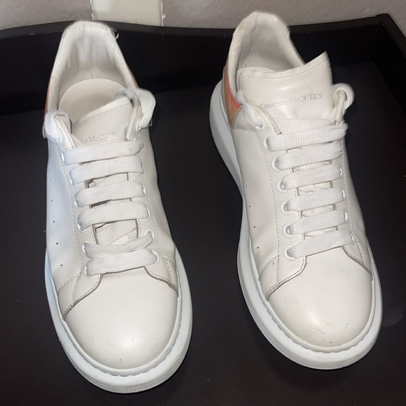 Alexander McQueen oversized sneaker in white/shock pink - Picture 5 of 13